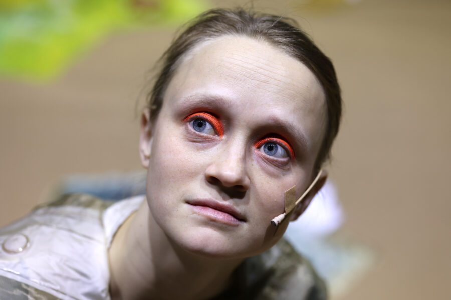 Merkintöjä (työnimi) -esityksen kuva, jossa näyttelijä Ella Mettänen
