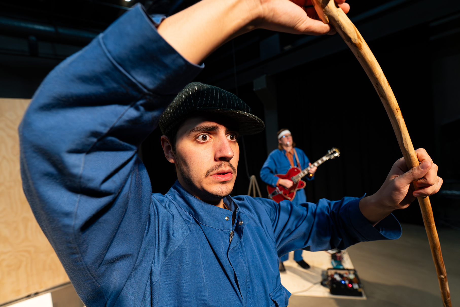 Kuinka tulla Tapio Rautavaaraksi. Kuvassa Youssef Asad Alkhatib ja Taavi Hasunen. Kuva: Janne Vasama.